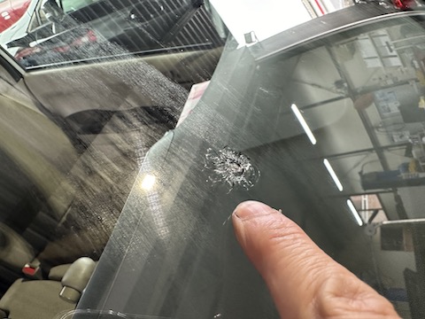 フロントガラスの大きなひび割れ傷をウインドリペア修理