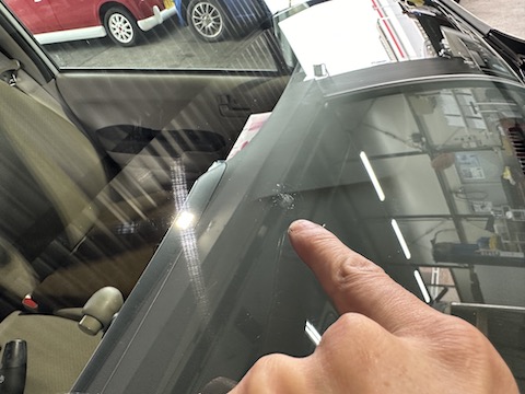 フロントガラスの大きなひび割れ傷をウインドリペア修理